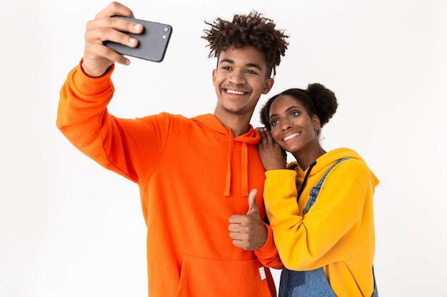 Foto retrato de um casal jovem sorridente