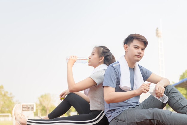 Retrato de um casal latino-americano bonito bebendo água e descansando