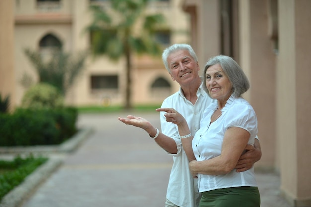 Retrato de um casal maduro de férias, aproveite a viagem