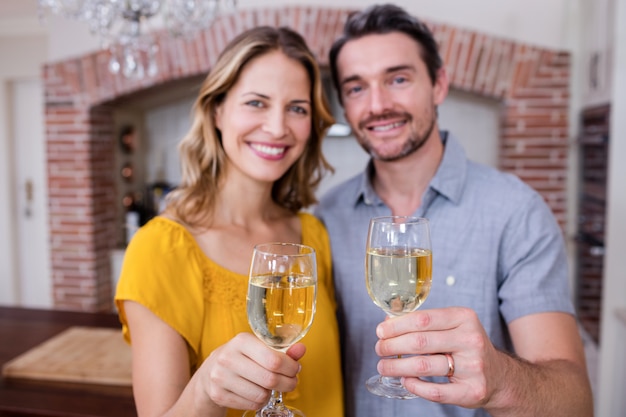 Foto retrato de um casal mostrando um copo de vinho