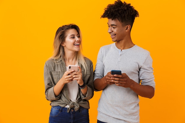 Foto retrato de um casal multiétnico sorridente