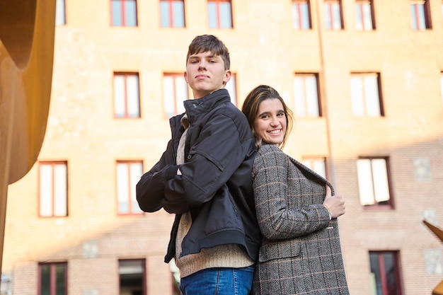 Retrato de um casal olhando para a câmera