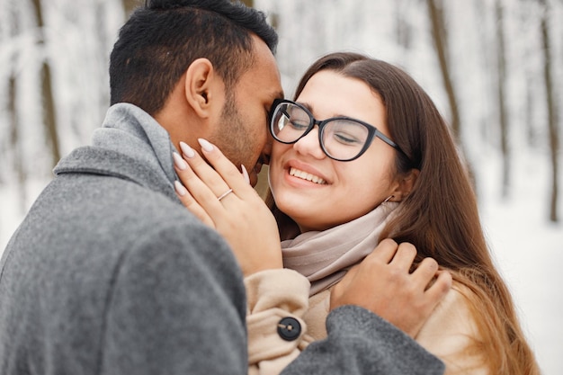 Retrato de um casal romântico passando tempo juntos na floresta de inverno