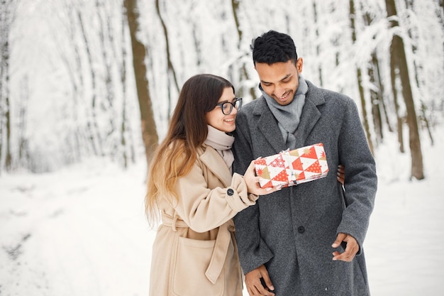 Retrato de um casal romântico passando tempo juntos na floresta de inverno