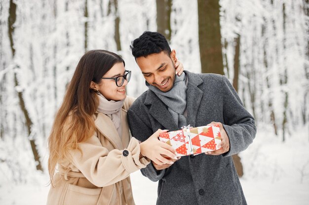 Retrato de um casal romântico passando tempo juntos na floresta de inverno