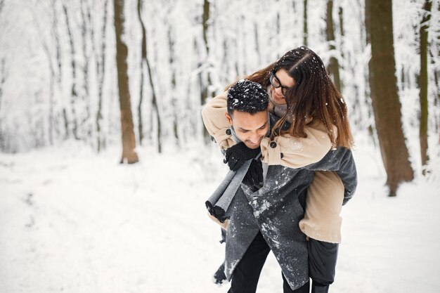 Retrato de um casal romântico passando tempo juntos na floresta de inverno