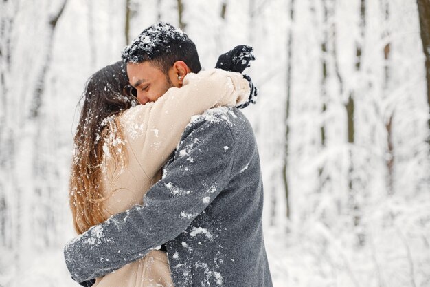 Retrato de um casal romântico passando tempo juntos na floresta de inverno