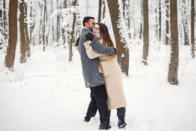 Retrato de um casal romântico passando tempo juntos na floresta de inverno