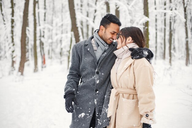 Retrato de um casal romântico passando tempo juntos na floresta de inverno