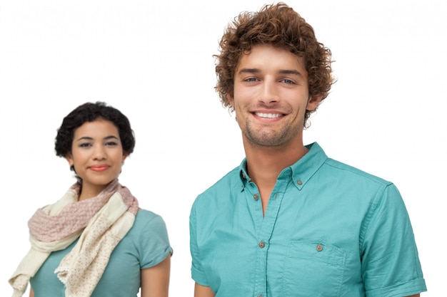 Retrato de um casal sorridente casual e jovem