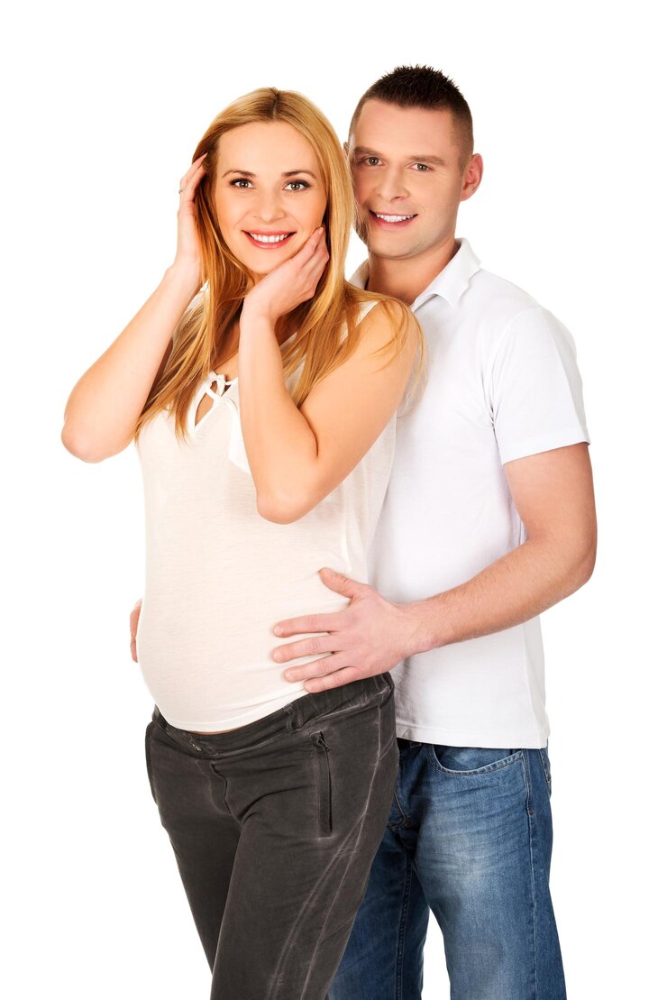 Foto retrato de um casal sorridente de pé contra um fundo branco