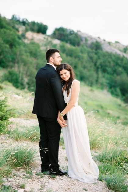 Retrato de um casal sorridente de pé no campo