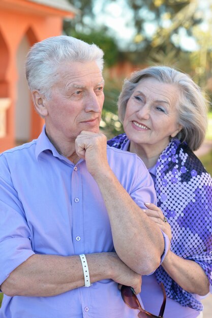 Retrato de um casal sorridente e divertido de férias