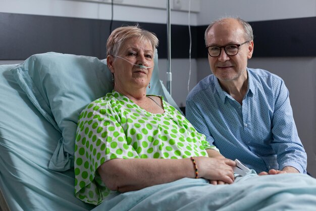 Foto retrato de um casal sorridente sentado em casa