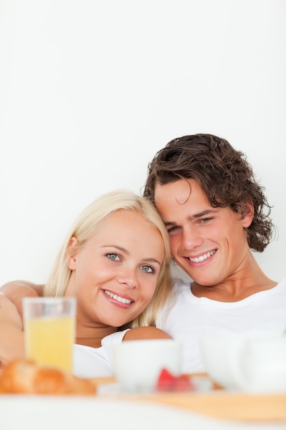 Retrato de um casal sorridente tomando café da manhã