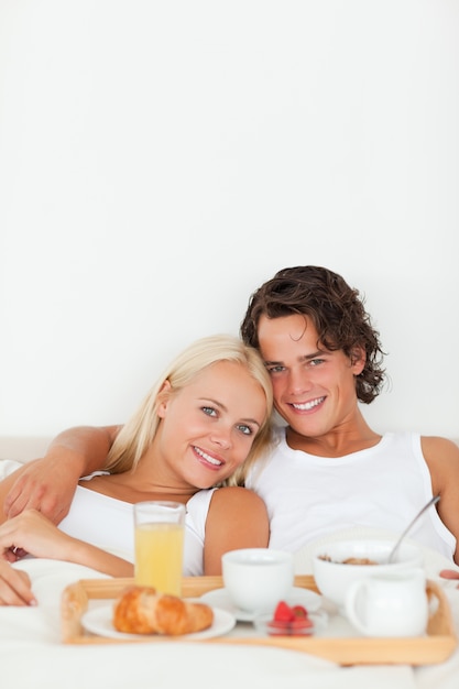 Retrato de um casal tomando café da manhã