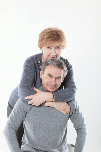 Foto retrato de um casal velho e bonito isolado no fundo branco