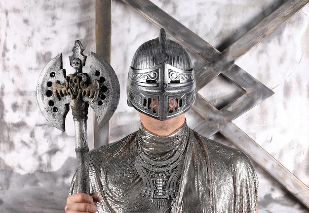 retrato de um cavaleiro medieval com um capacete e armadura