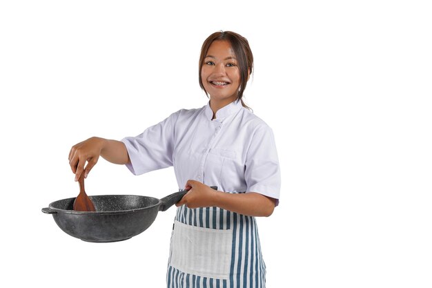 Retrato de um chef asiático cozinhando comida e segurando uma frigideira. Isolado no fundo branco.