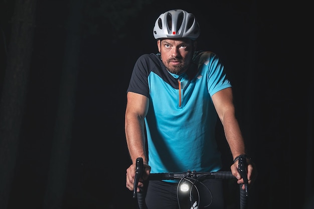 Foto retrato de um ciclista andando à noite