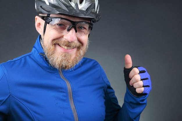 Retrato de um ciclista barbudo sorridente e feliz