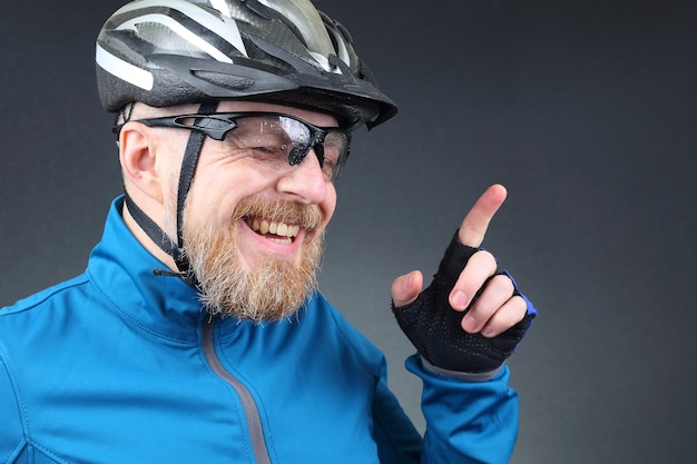 Retrato de um ciclista feliz e sorridente