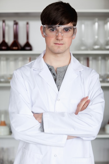 Retrato de um cientista masculino posando