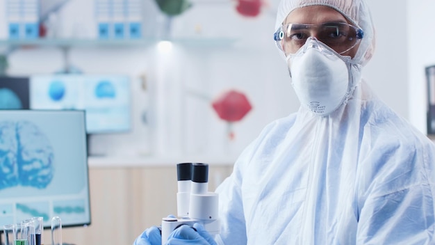 Retrato de um cientista químico desenvolvendo uma vacina médica para prevenir a infecção com covid19 durante um experimento de microbiologia. médico pesquisador analisando a atividade cerebral, trabalhando em laboratório científico