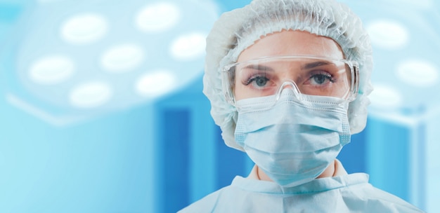 Retrato de um cirurgião na sala de operação.