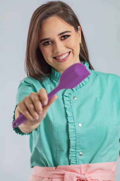 Retrato de um confeiteiro profissional sorridente amigável em um fundo isolado