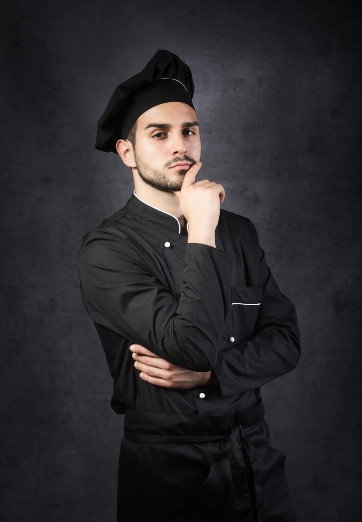 Foto retrato de um cozinheiro chef em fundo cinza uniforme preto