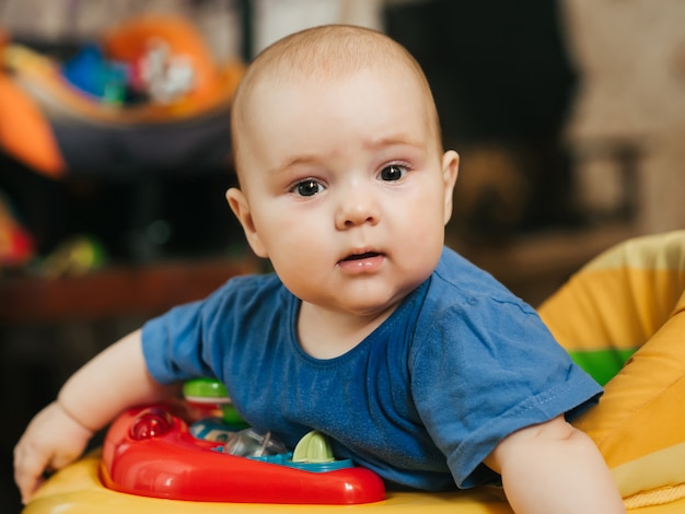 Retrato, de, um, cute, caucasiano, menino bebê, em, um, caminhante