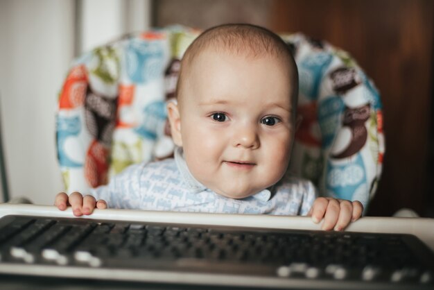 Retrato, de, um, cute, menino bebê, sentando, e, tocando, com, um, teclado