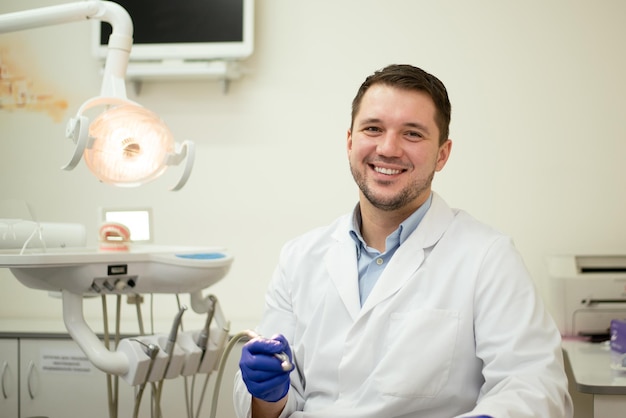 Foto retrato de um dentista na clínica