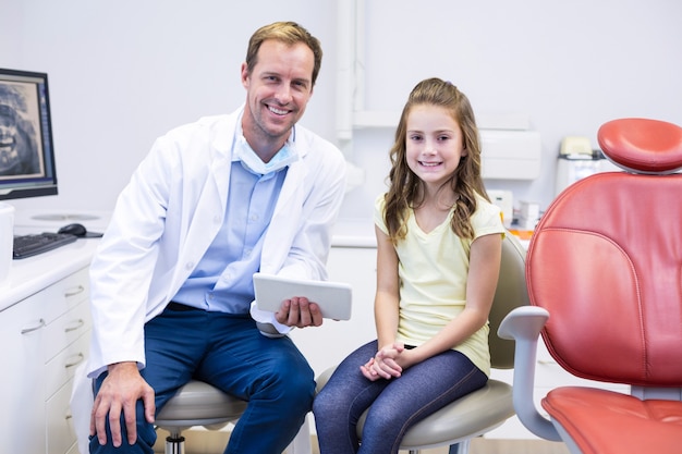 Retrato de um dentista sorridente e jovem paciente