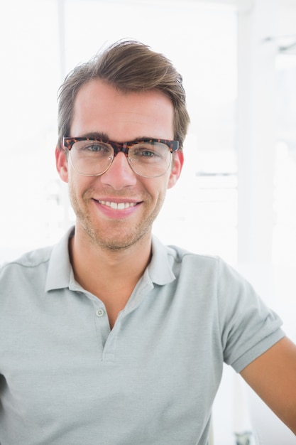 Foto retrato de um editor de fotos masculino casual sorrindo