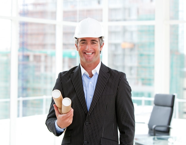 Retrato de um elegante arquiteto masculino