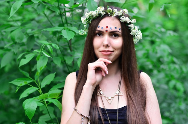 Retrato, de, um, emocional, menina jovem, com, um, grinalda floral, ligado, dela, cabeça