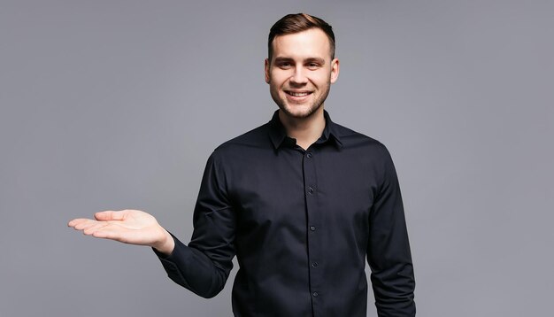 Foto retrato de um empresário alegre apontando para um espaço de cópia para publicidade contra um fundo azul