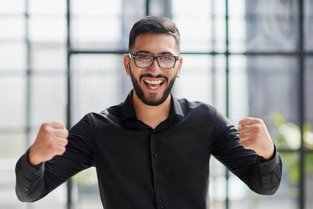 Foto retrato de um empresário alegre comemorando seu sucesso