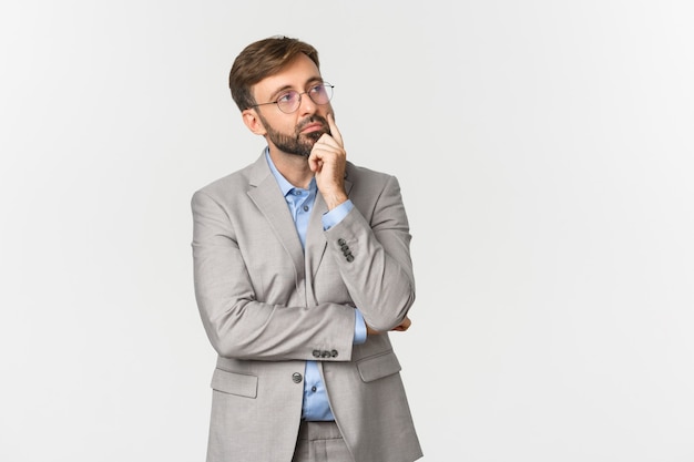 Retrato de um empresário atencioso com barba, usando óculos