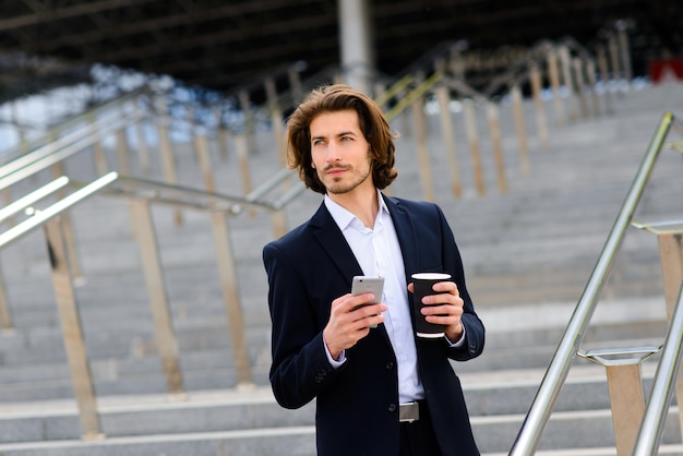 Retrato de um empresário bonitão com telefone