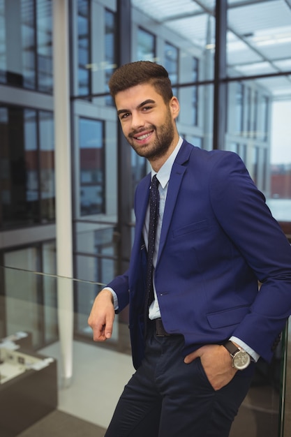 Foto retrato de um empresário bonitão em pé