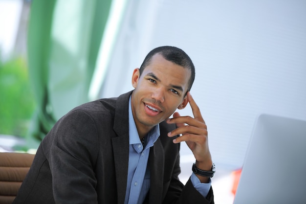 Retrato de um empresário bonitão em um local de trabalho