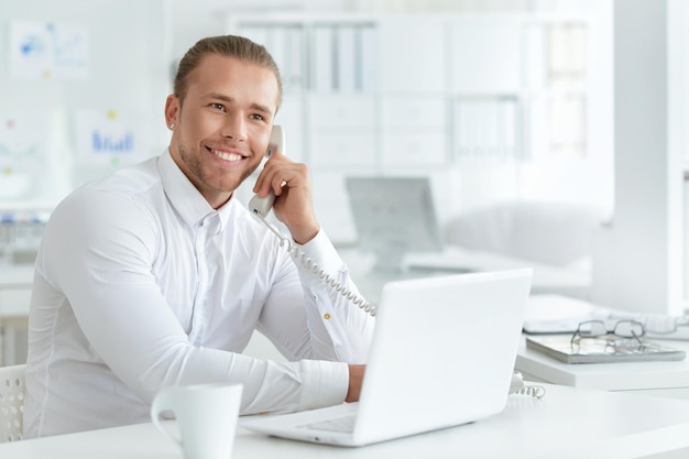 Retrato de um empresário bonito trabalhando em um escritório moderno