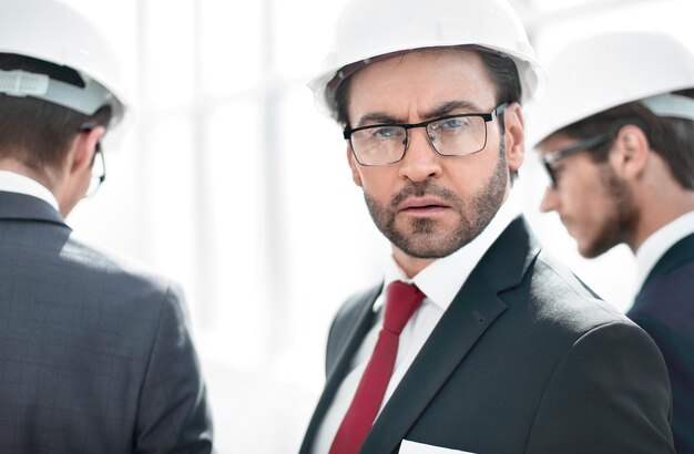 Retrato de um empresário confiante em um capacete protetor