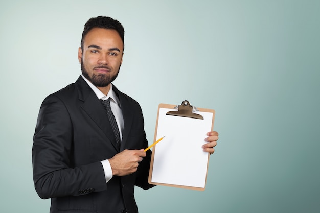 Retrato de um empresário de homem negro bonito segurando uma prancheta