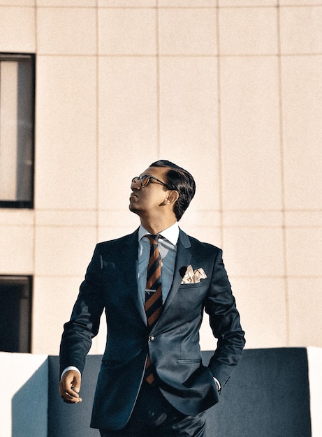 Retrato de um empresário de pé contra a parede