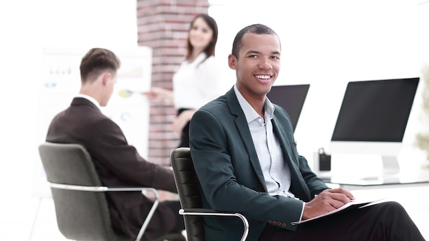 Retrato de um empresário de sucesso sentado na área de trabalho no escritório.