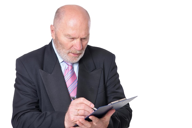 Retrato de um empresário idoso com um caderno posando isolado